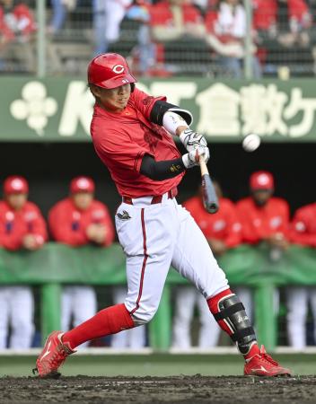 ９回、右中間に本塁打を放つ広島・平川＝倉敷