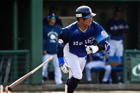 ５回、西武・桑原が中前に勝ち越し打を放つ＝コアラのマーチスタジアム