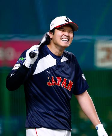打撃練習中に笑顔を見せる大谷＝バンテリンドーム