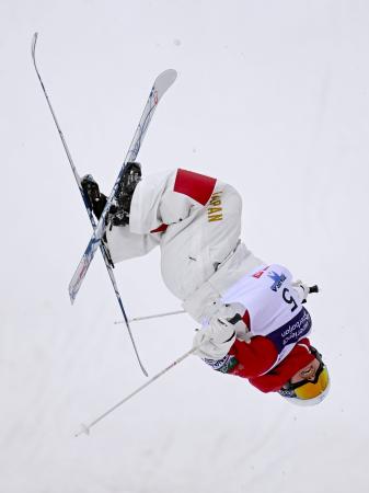 女子モーグル決勝１回目　エアを決める冨高日向子＝たいらスキー場