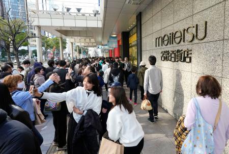 閉店日を迎えた名鉄百貨店本店前で記念撮影する買い物客ら=28日午後、名古屋市