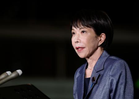 米国とイスラエルによるイラン攻撃を受け、記者団の取材に応じる高市首相＝２８日深夜、首相官邸