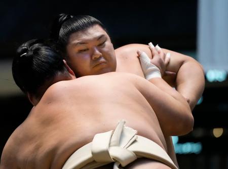 二所ノ関一門の連合稽古で、汗を流す大の里＝大阪市北区のグランフロント大阪