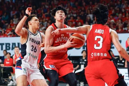 日本―韓国　第２クオーター、攻め込む渡辺雄（中央）＝沖縄サントリーアリーナ