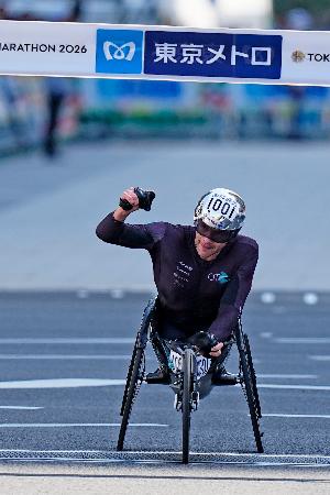 　車いすの部男子で優勝したマルセル・フグ＝東京都千代田区