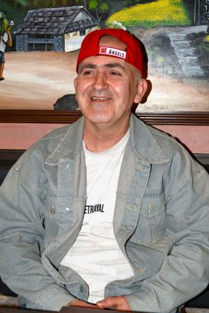 経営するペルシャ料理店で母国イランについて語るナビド・モハンマディさん＝１日、東京・新橋