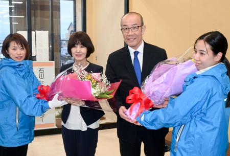 石川県輪島市長選で無投票での再選が決まった坂口茂氏（右から２人目）＝１日午後、輪島市