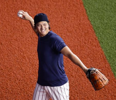 練習中に笑顔を見せる大谷＝京セラドーム