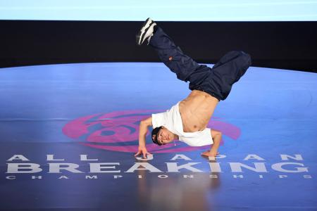 男子決勝　技を繰り出す半井重幸＝代々木第二体育館