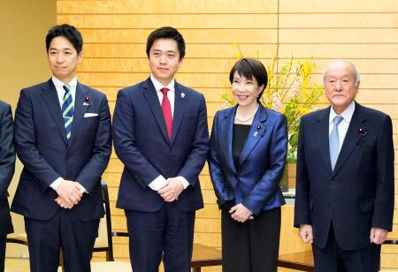 党首会談に臨む高市首相（中央右）と日本維新の会の吉村代表（同左）ら＝２月１８日、首相官邸