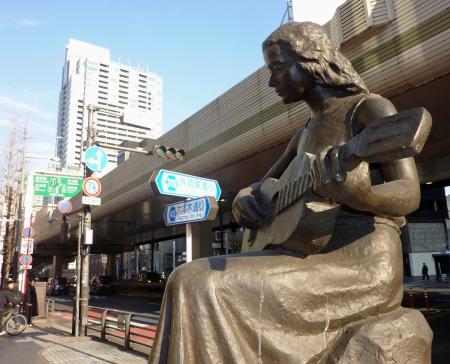 六本木交差点の角にある彫刻「奏でる乙女」＝東京都港区