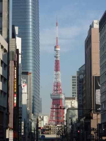 　外苑東通りから見た東京タワー＝東京都港区
