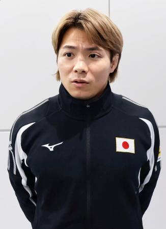 柔道のグランドスラムタシケント大会から帰国し、取材に応じる阿部一二三＝２日、成田空港