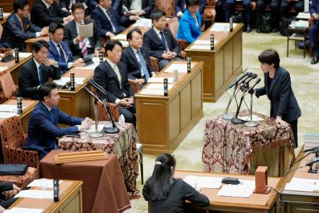 衆院予算委で答弁する高市首相=2日午前