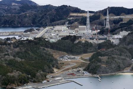 　宮城県女川町。奥は東北電力女川原発＝２０２５年２月（共同通信社機から）