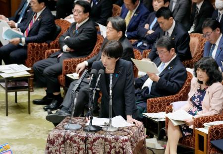 衆院予算委で答弁する高市首相（中央）＝２日午後