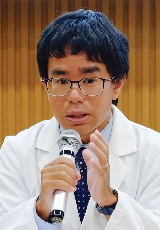 記者会見する国立がん研究センターの藤井博之医師＝２日、東京都中央区