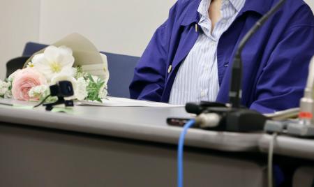 　性犯罪被害者らを対象にしたアンケートの結果について記者会見する女性検事＝２日午後、東京都内