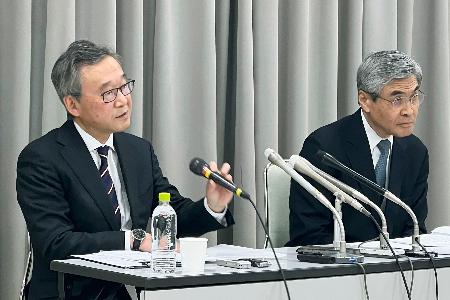 記者会見する三菱マヒンドラ農機の斎藤徹社長（左）ら＝２日午後、松江市