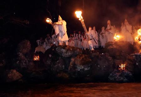 福井県小浜市で行われた「お水送り」で、遠敷川に「お香水」を注ぐ住職＝２日夜