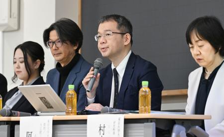 大江健三郎さんが東京大在学中に執筆した未発表小説について記者会見する東京大の阿部賢一教授（左から３人目）ら＝２日午後、東京・本郷の東京大