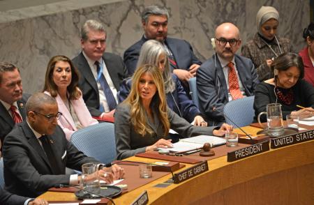 国連安全保障理事会で議長として発言するトランプ米大統領の妻メラニアさん（手前中央）＝２日、米ニューヨークの国連本部（共同）
