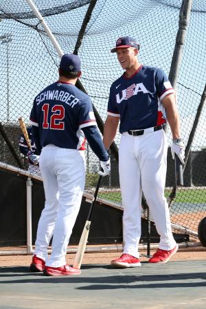 練習中にシュワバー（左）と談笑するＷＢＣ米国代表主将のヤンキースのジャッジ＝フェニックス（ゲッティ＝共同）