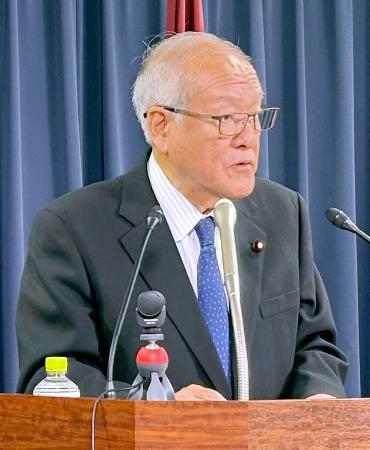 　記者会見する自民党の鈴木幹事長＝３日午前、東京・永田町