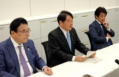 取材に応じる自民党の小野寺税調会長（中央）ら＝３日午前、国会