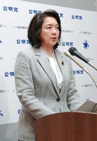 記者会見する公明党の竹谷とし子代表＝３日午前、国会
