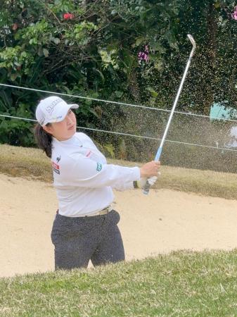 調整する小祝さくら＝琉球ＧＣ