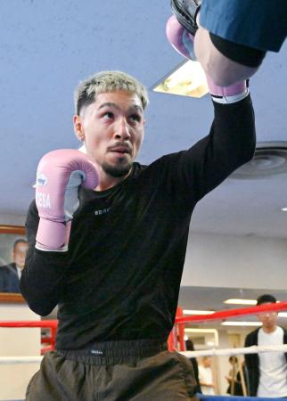 練習を公開したＷＢＯフライ級王者のアンソニー・オラスクアガ＝３日、東京都新宿区の帝拳ジム