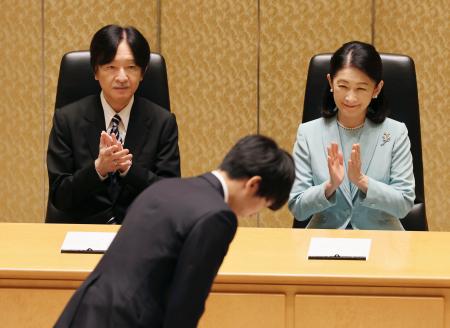 日本学術振興会が設けた「育志賞」の授賞式に出席された秋篠宮ご夫妻＝３日午前、東京・上野の日本学士院会館