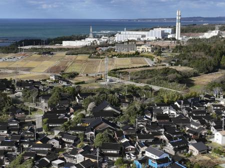 北陸電力志賀原発（奥）＝２０２４年１２月、石川県志賀町