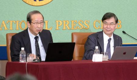 記者会見する北川進京都大特別教授（左）と坂口志文大阪大特任教授＝３日午後、東京・内幸町の日本記者クラブ