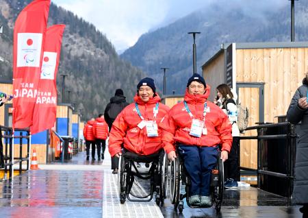 ミラノ・コルティナ冬季パラリンピックの選手村を移動するアルペンスキー男子座位の森井大輝(右)と鈴木猛史=3日、イタリア・コルティナダンペッツォ(共同)
