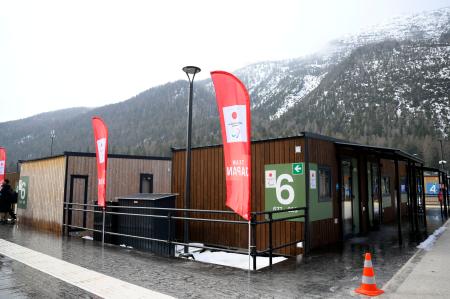 報道公開された、ミラノ・コルティナ冬季パラリンピックの選手村。コンテナ型の宿泊施設が用いられている=3日、イタリア・コルティナダンペッツォ(共同)