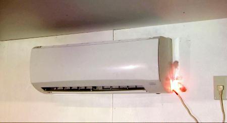 再現実験で発火したエアコン（ＮＩＴＥ提供）