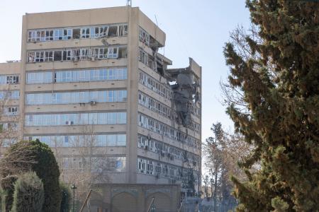 攻撃により被害を受けたイランの首都テヘランの建物＝３日（ゲッティ＝共同）