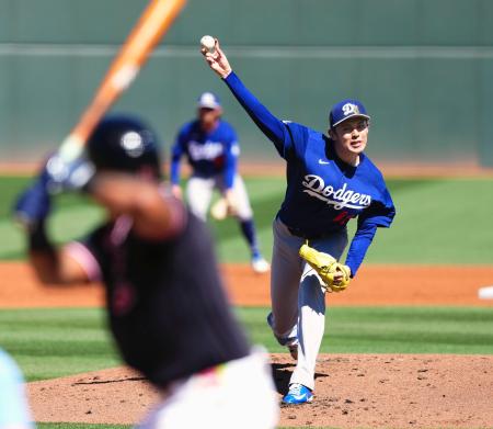 ガーディアンズ戦に先発したドジャース・佐々木=グッドイヤー(共同)