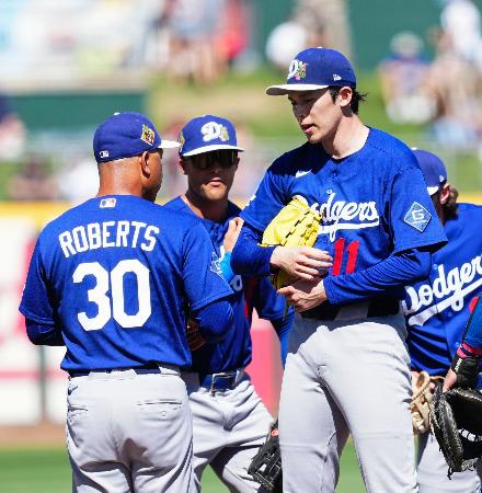 　ガーディアンズ戦の１回途中、ロバーツ監督（３０）に降板を告げられるドジャース・佐々木（１１）＝グッドイヤー（共同）