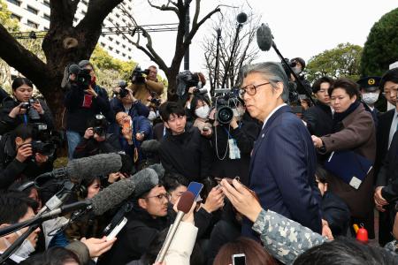 世界平和統一家庭連合（旧統一教会）の解散命令請求を巡る東京高裁の決定を受け、報道陣に囲まれる教団側の福本修也弁護士＝４日午前、東京・霞が関