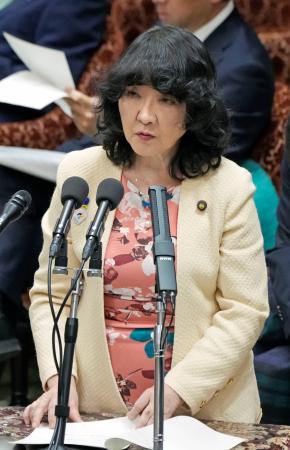 衆院予算委の省庁別審査で説明する片山財務相＝４日午前