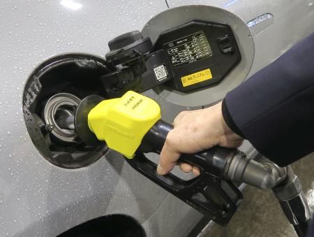 東京都内のガソリンスタンド＝３日