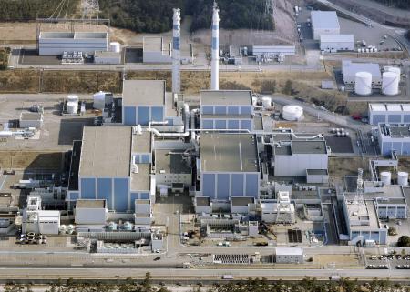 北陸電力志賀原発の１号機（右）と２号機＝２０２５年１月、石川県志賀町