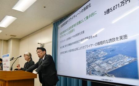 自動車関連の地元中小企業への支援案を説明する福岡県の服部誠太郎知事（右）＝２月、福岡県庁