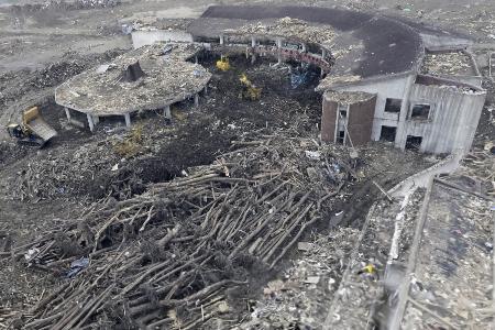 東日本大震災で児童７４人が犠牲になった宮城県石巻市の大川小の３Ｄ画像から。流木が校庭に山積している。２０１１年３月２３日に共同通信が撮影した航空写真から作成した