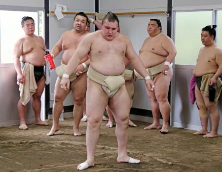 荒汐部屋で出稽古する安青錦（中央）＝堺市