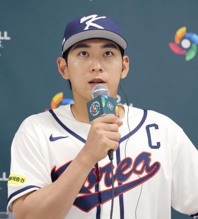 記者会見する韓国代表の李政厚＝東京ドーム（読売新聞社提供）