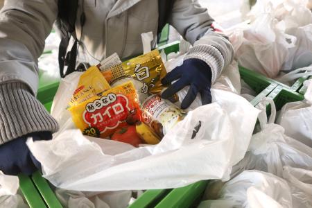 NPO法人「自立生活サポートセンター・もやい」が配布する食料品など=2月、東京都新宿区